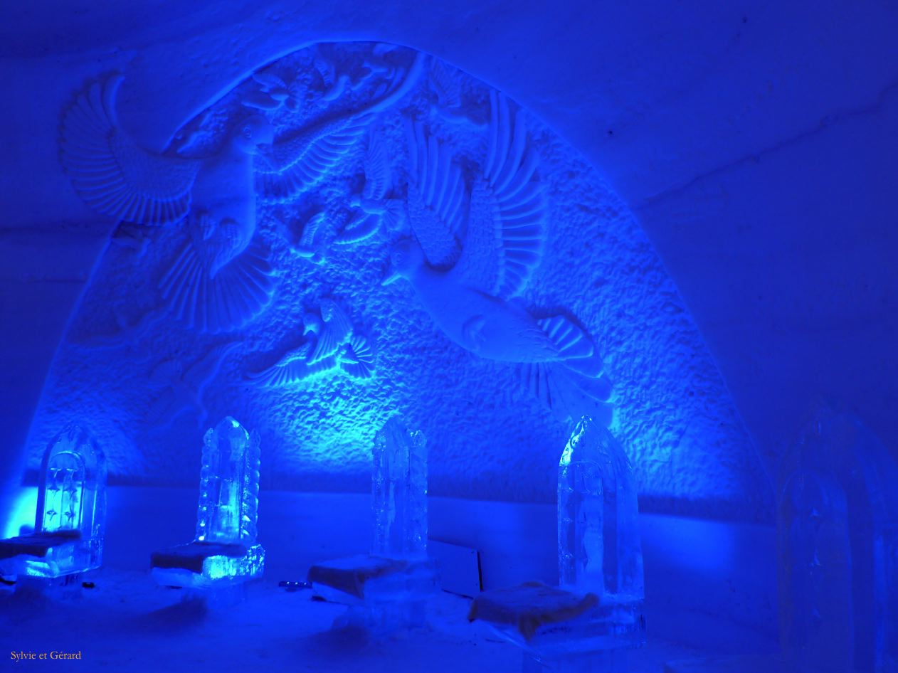 Montreal 020 Village de neige Parc Jean Drapeau dans la chapelle de glace