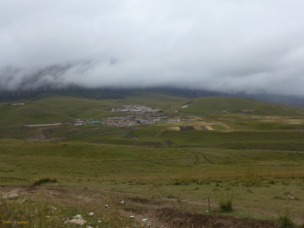 03 28 Xiahe les Prairies de Ganjia le gompa Trakhar et le village
