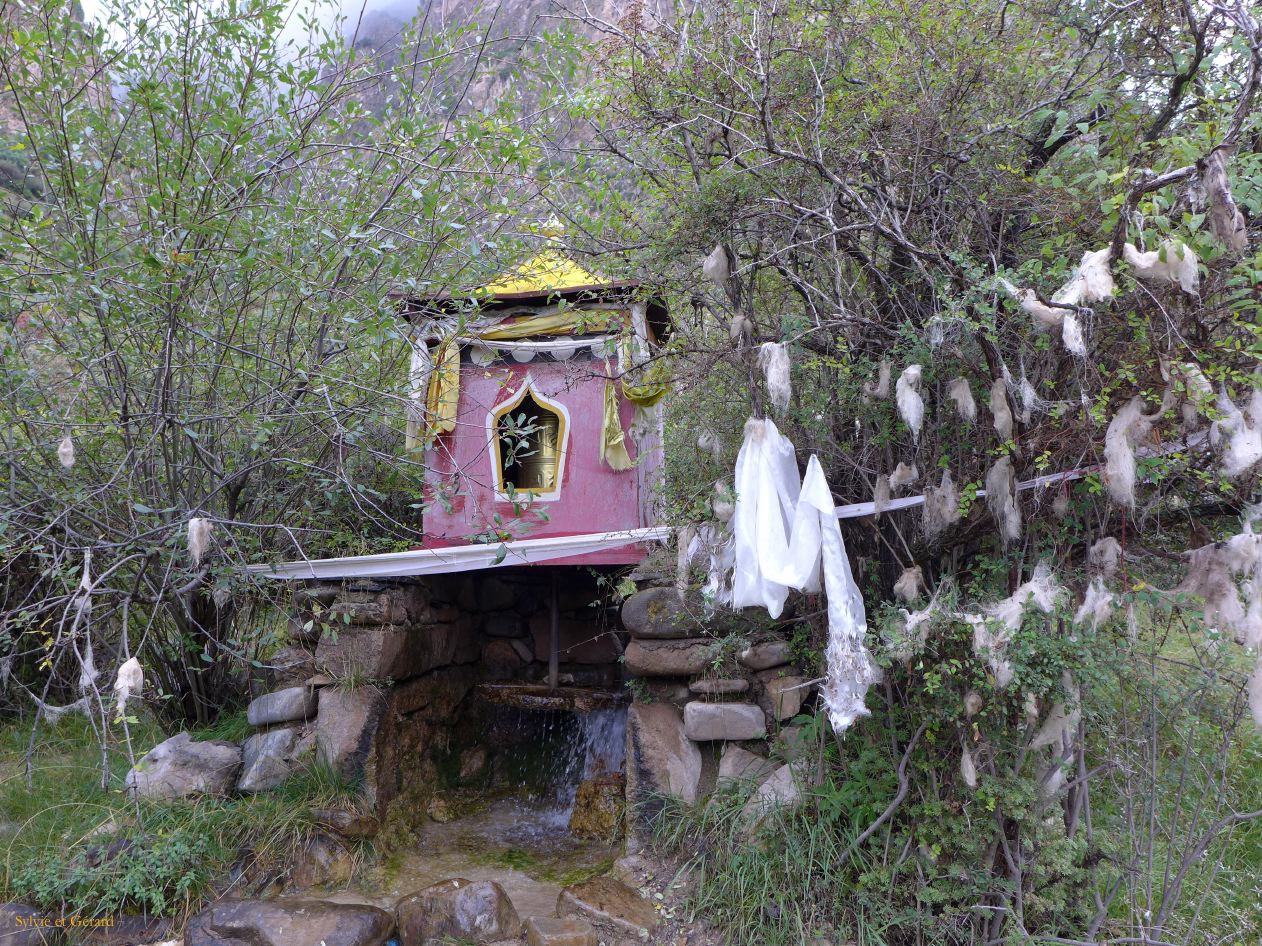 03 30 Xiahe les Prairies de Ganjia grotte de Nekhang moulin à prières activé par la rivière