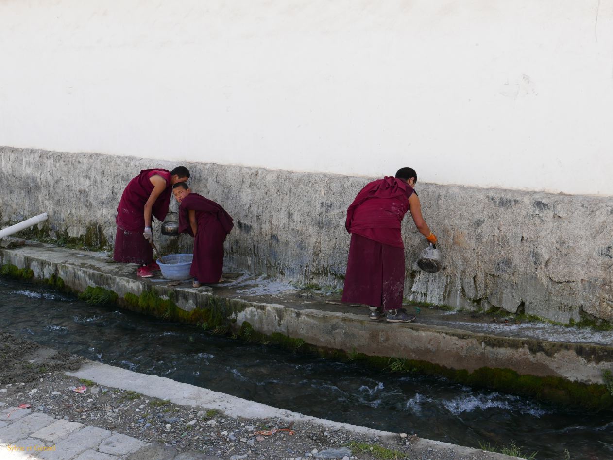 04 03 Langmusi Kerti Gompa par une belle journée ensoleillée petits travaux de peinture