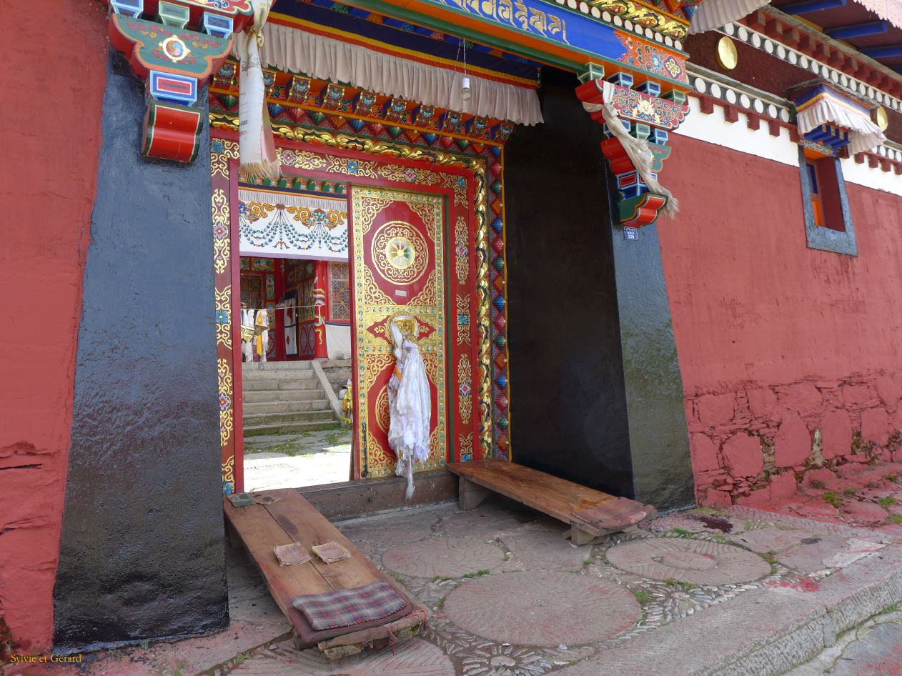 04 06 Langmusi Kerti Gompa équipement pour la prosternation des fidèles 