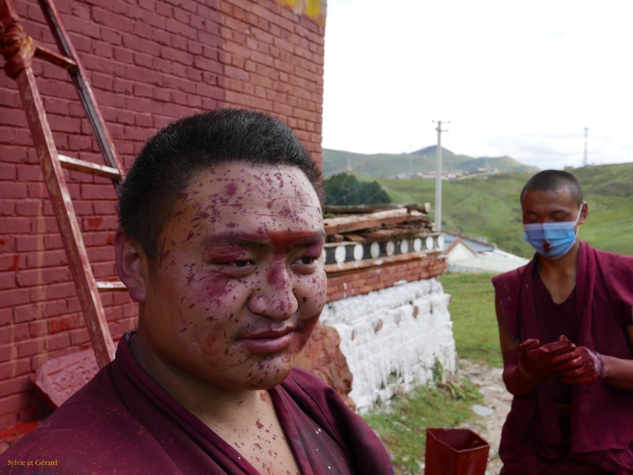 04 14 Langmusi Kerti Gompa espérons que la peinture se nettoie facilement à l'eau