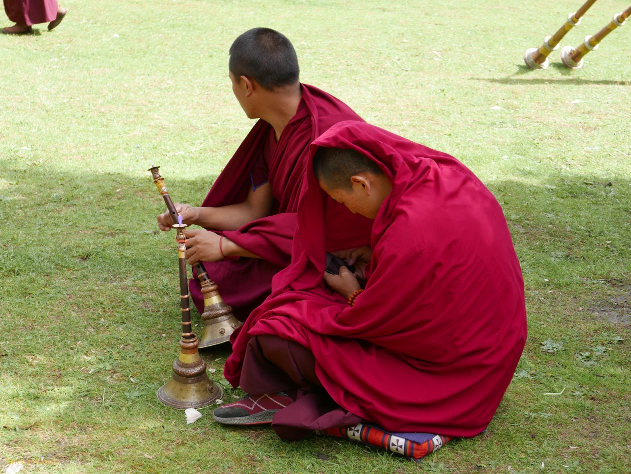 04 29 Langmusi Kerti Gompa moine distrait par le téléphone