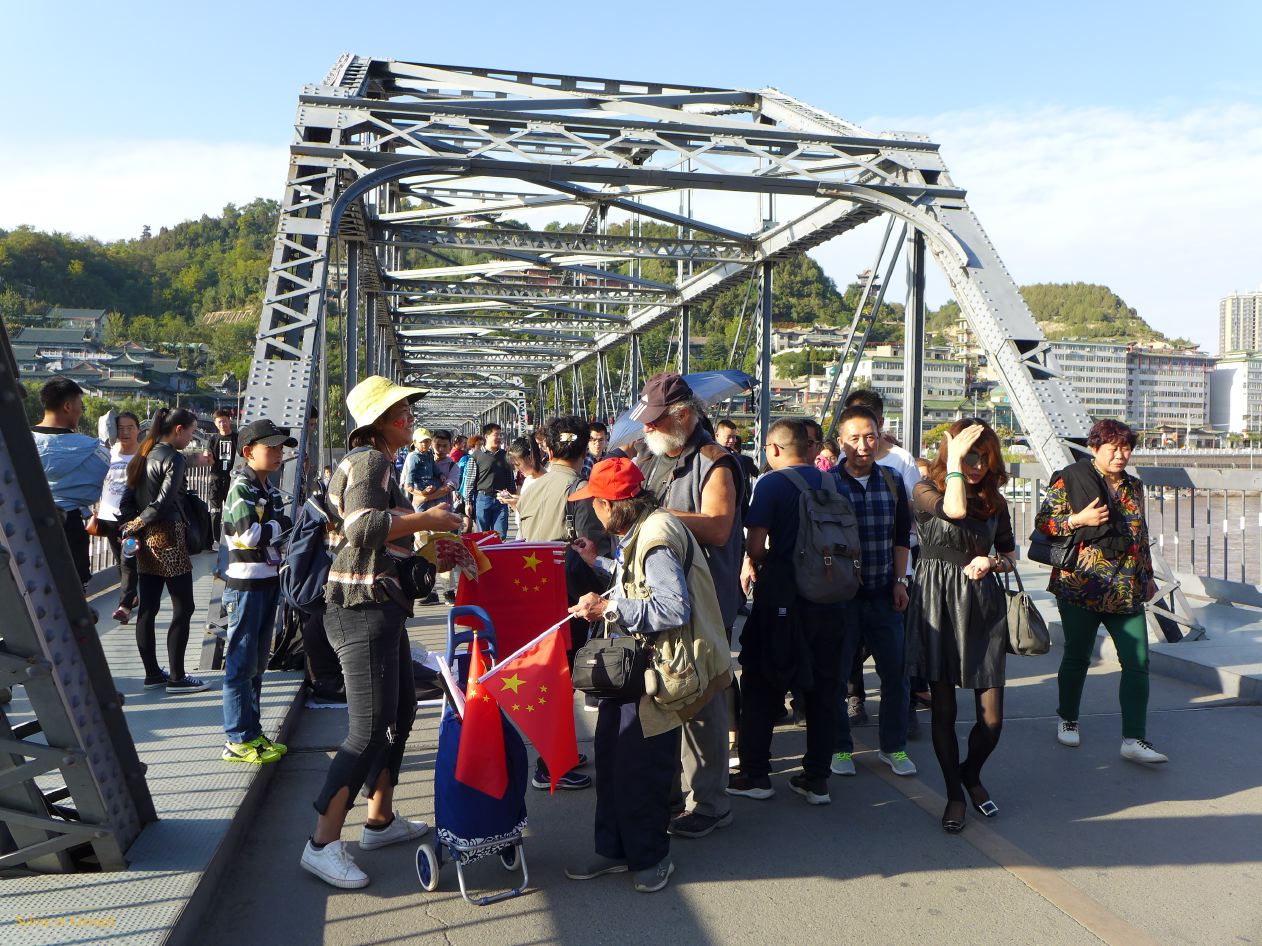 05 9 Lanzhou le Pont de Fer chacun achète son petit drapeau rouge à étoiles même les touristes
