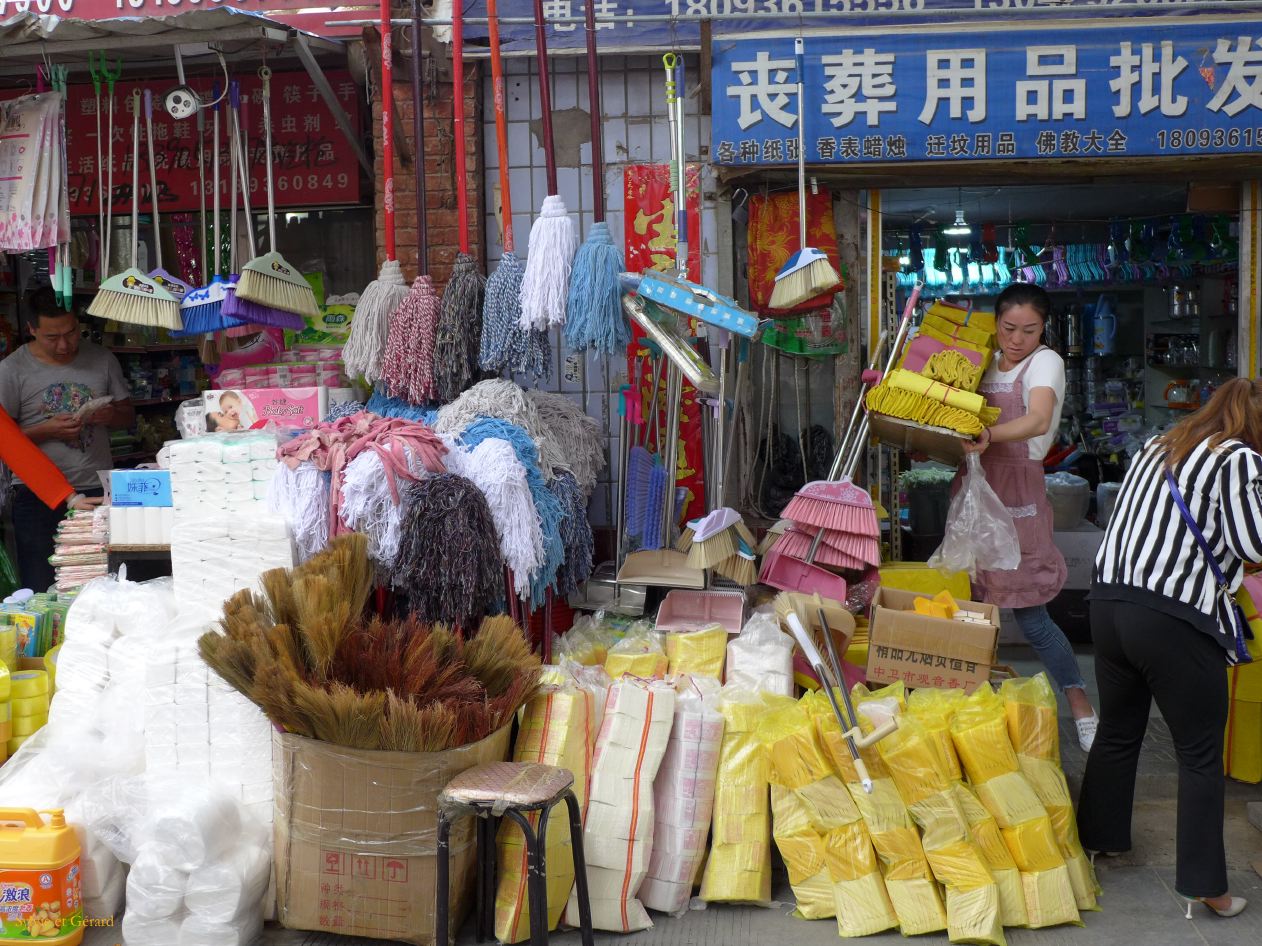 06 21 Zhangye stand de balais sur un marché