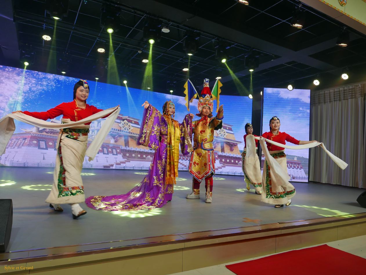 06 41 Zhangye Mati Si spectacle ethnie Yugur l'épopée du roi Gesar poème épique célèbre chez les Tibétains et les Monghols  