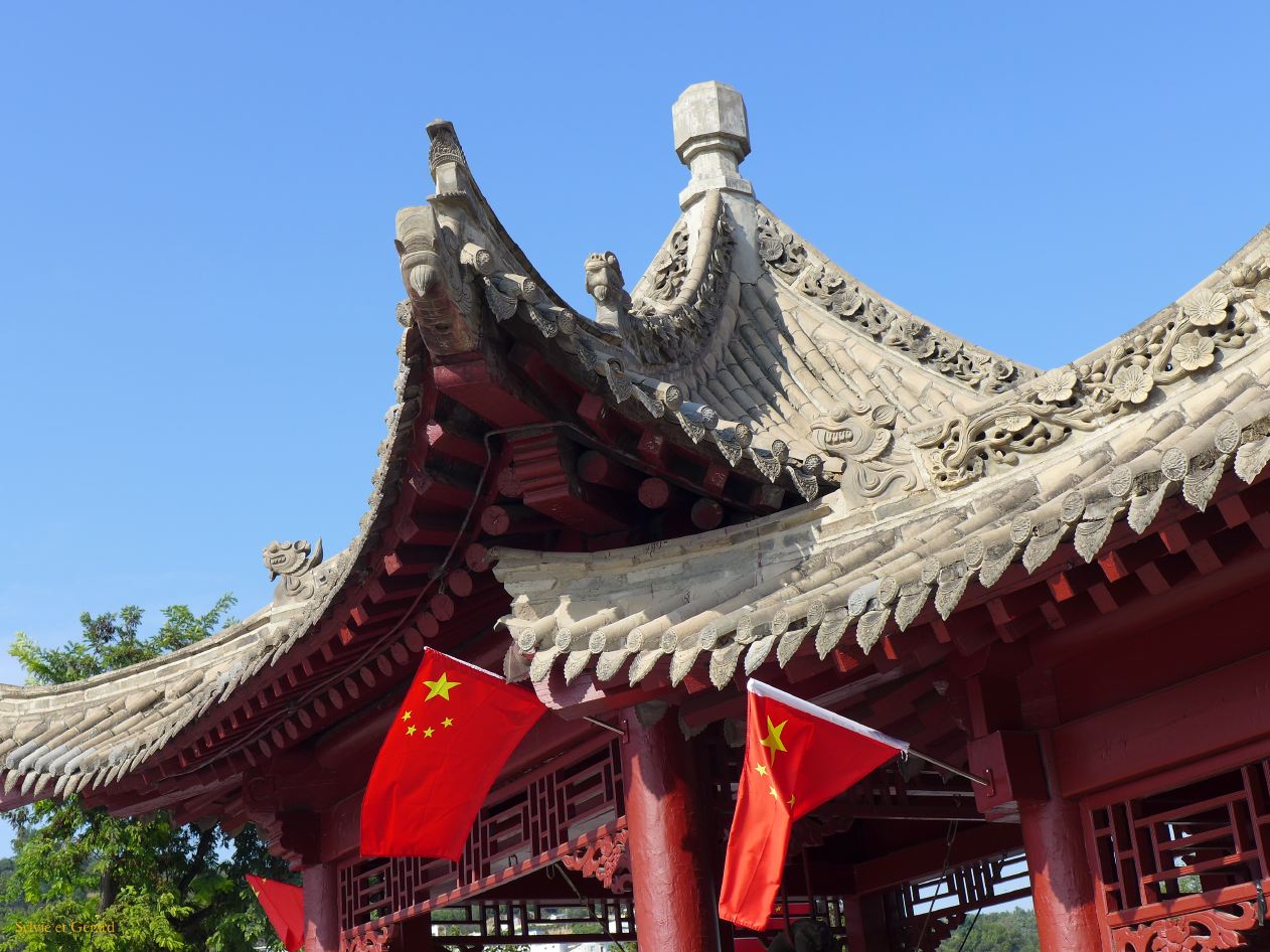 08 25 Tianshui temple Fuxi les drapeaux rouges  