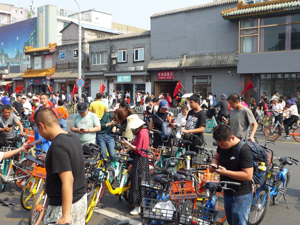 09    Pekin 31 quartier Nanluoguxiang tout le monde a un smartphone 