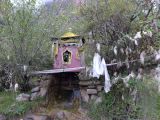 03 30 Xiahe les Prairies de Ganjia grotte de Nekhang moulin à prières activé par la rivière