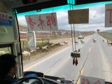 04 48 Langmusi la route dans les alentours à l'intérieur d'un bus