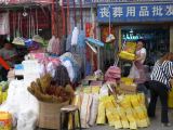 06 21 Zhangye stand de balais sur un marché
