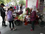06 22 Zhangye sur le marché vente de fruits et légumes