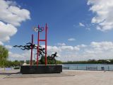 07 18 Jiayuguan Parc Donghu Lake statues au bord du lac artificiel  
