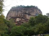 08 2 Tianshui grottes de Maiji Shan ensemble de 194 grottes percées dans la paroi de la montagne et reliées par des passerellles 
