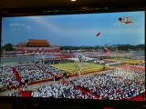 09    Pekin 33 quartier Nanluoguxiang les Chinois dans la rue regardent la manifestation sur les écrans de télé ou sur leurs smartphones 