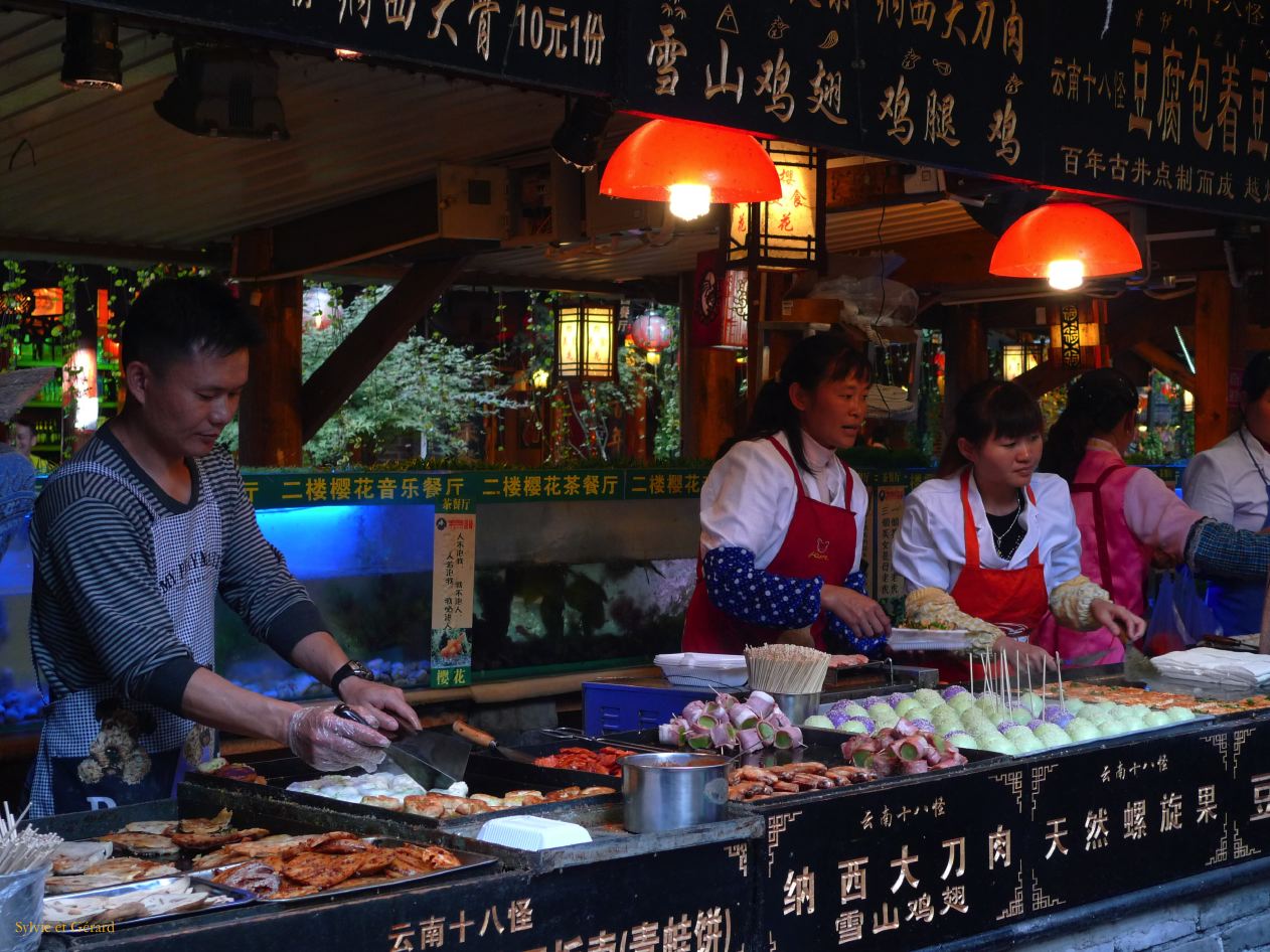 113 Lijiang La Vieille Ville stands de nourriture dans les ruelles