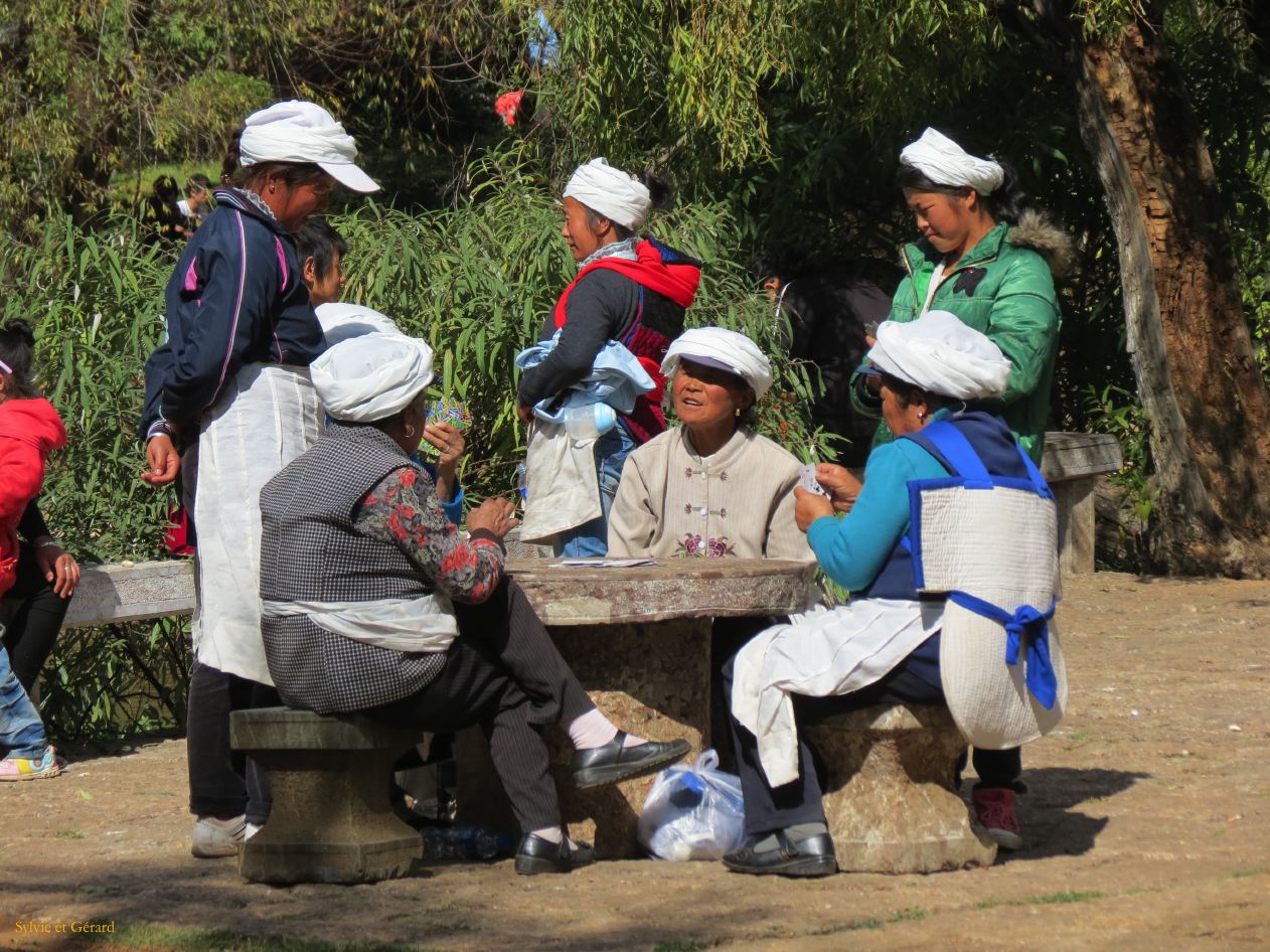 127 Lijiang La Vieille Ville le parc de l'étang du Dragon Noir partie de cartes ou de mah jong