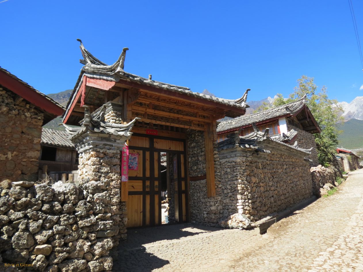 157 Lijiang village Yuhu rue pavée et maisons en pierre