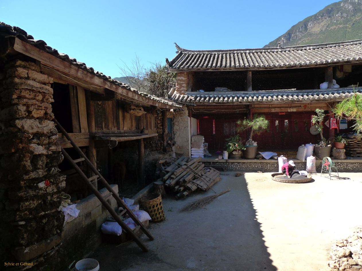 158 Lijiang village Yuhu derrière les murs l'habitation