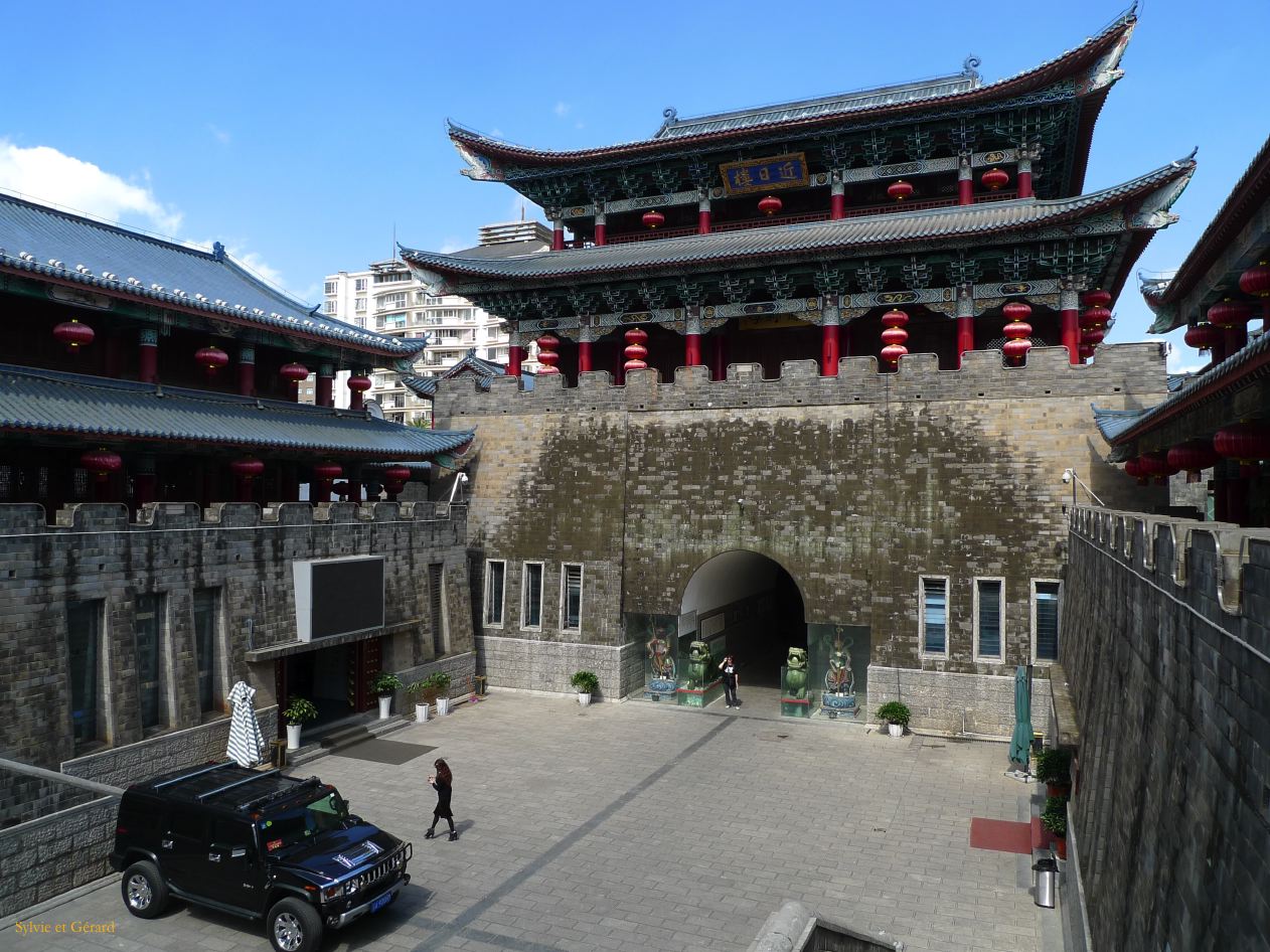 388 Kunming pagodes de l'Est et de l'Ouest reconstruction d'une des portes de la ville