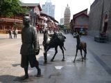 387 Kunming pagodes de l'Est et de l'Ouest sculpture entre les 2 pagodes