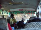 075 Shangri La dans le bus le chauffeur entre la cloppe et le portable négocie les virages