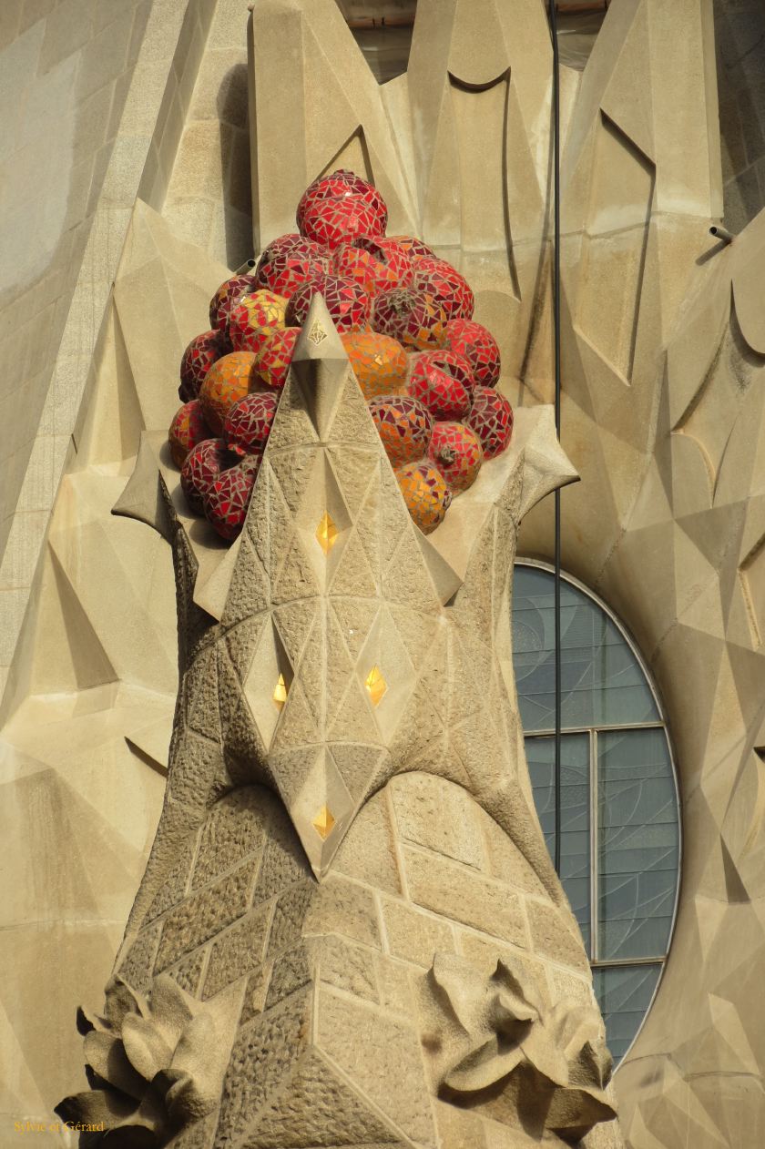109 Barcelone L'Eixample La Sagrada Familia les tours