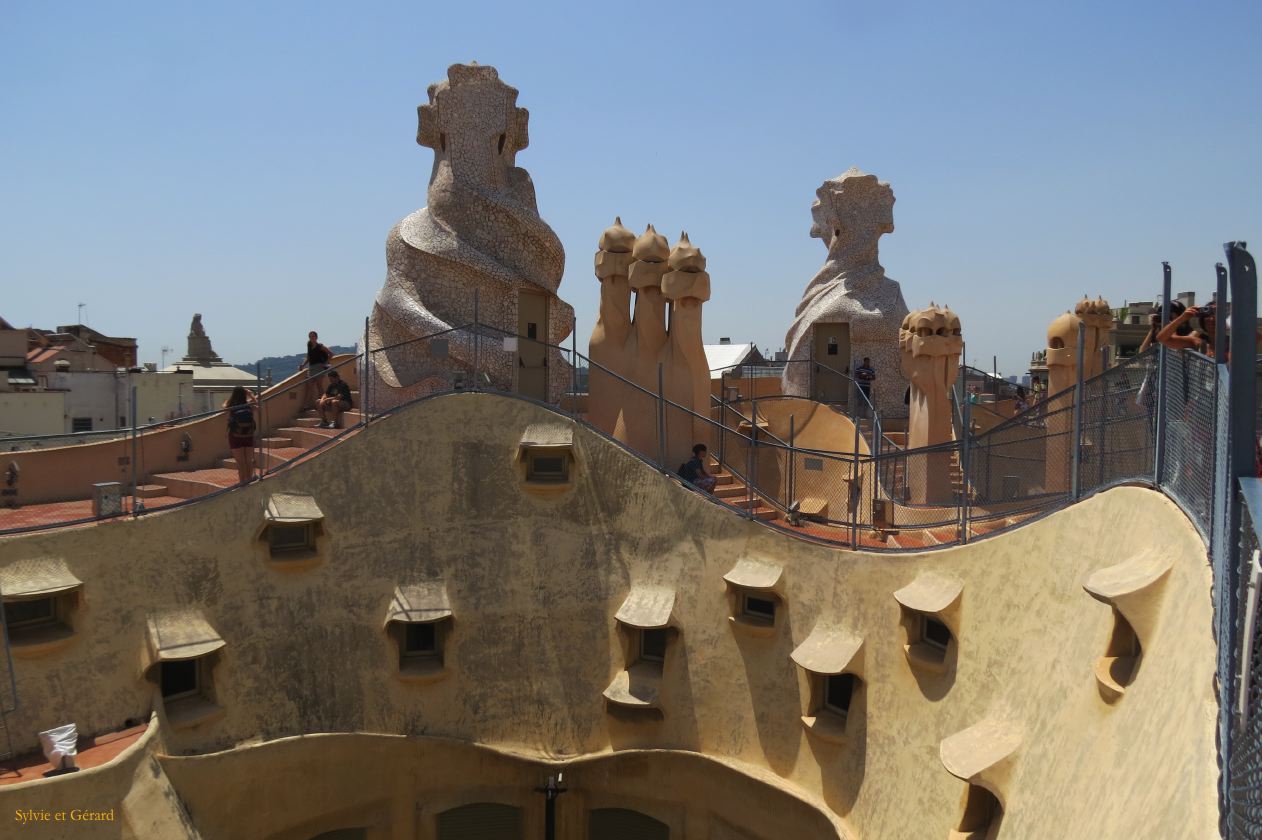 079 Barcelone L'Eixample La Pedrera le toit terasse en forme de vagues