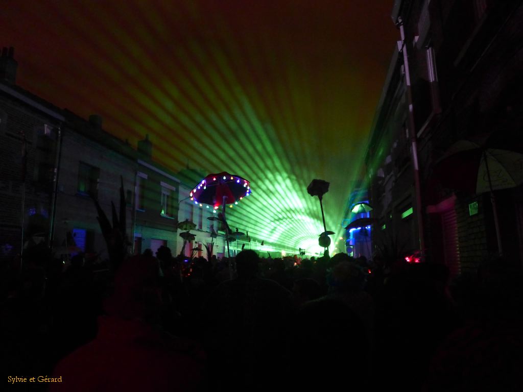 52 passage dans le noir sous un tunnel de lasers
