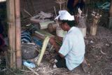 Java Bali 1989-162 Bali préparation des offrandes pour une crémation