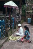 Java Bali 1989-165 Bali prières au temple de Tampaksiring les sources sacrées de Tirta Empul