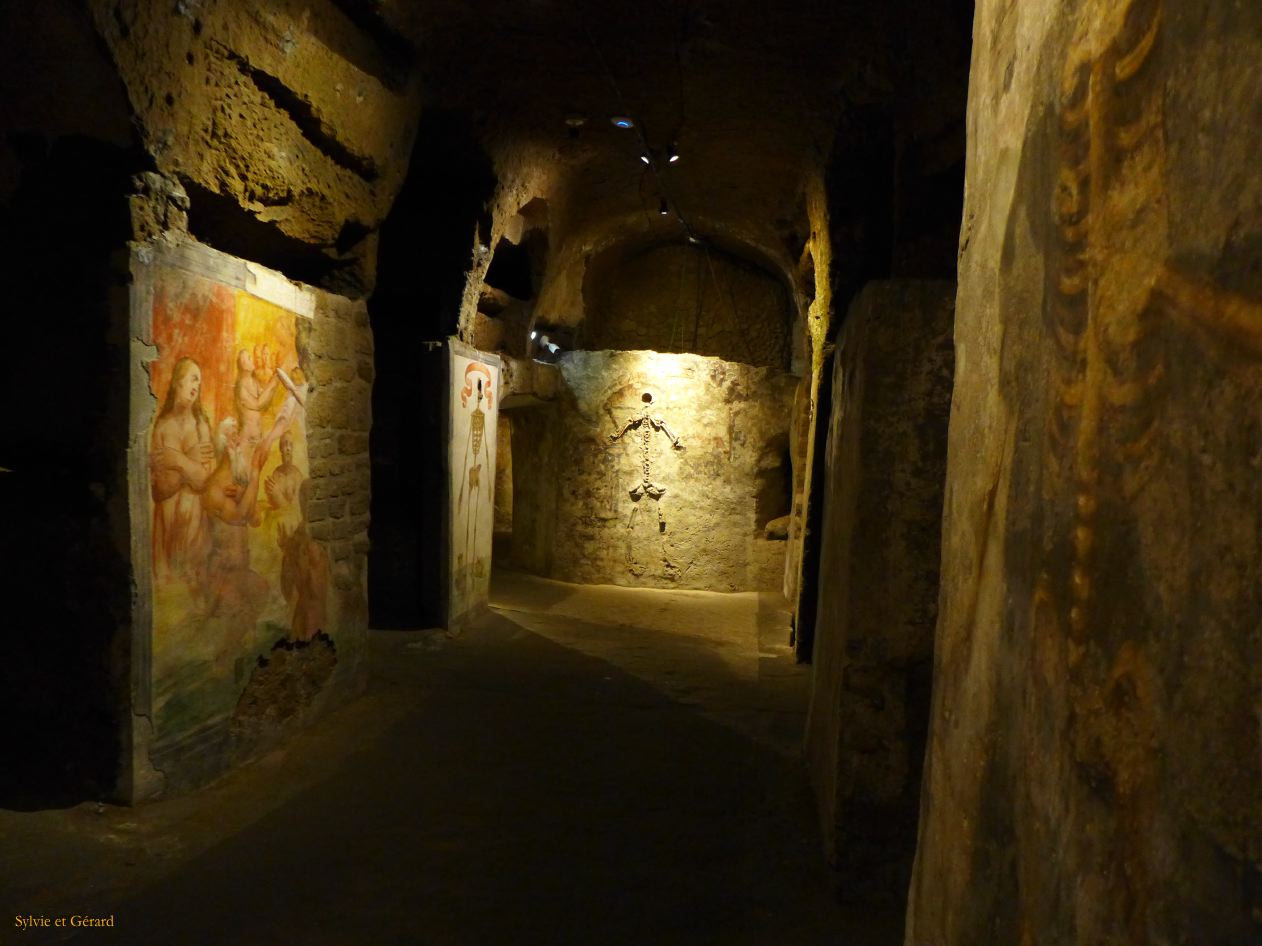 101 Sanita catacombes san Gaudioso sépultures du 17e P1360518