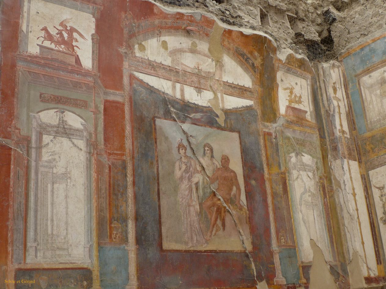 121 Herculanum sede degli augustali P1360587