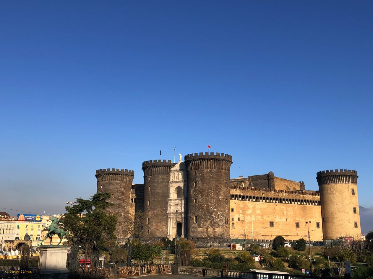 016 Maschio Angelo ou castel Nuovo habitable en 1284 IMG_6076