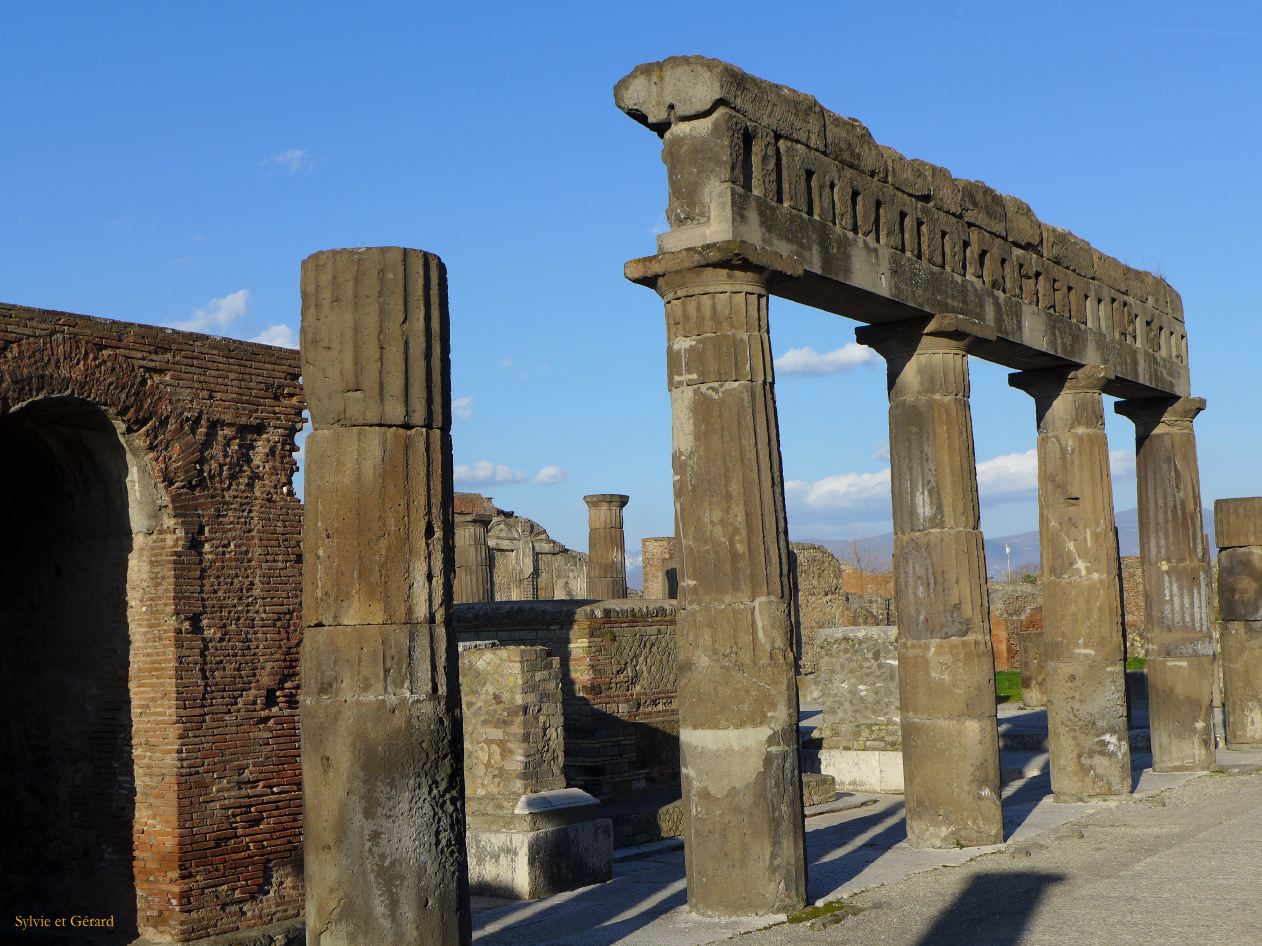 045 Pompei foro P1360233