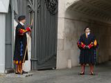 Cité du Vatican Suisses devant la basilique St Pierre 3 