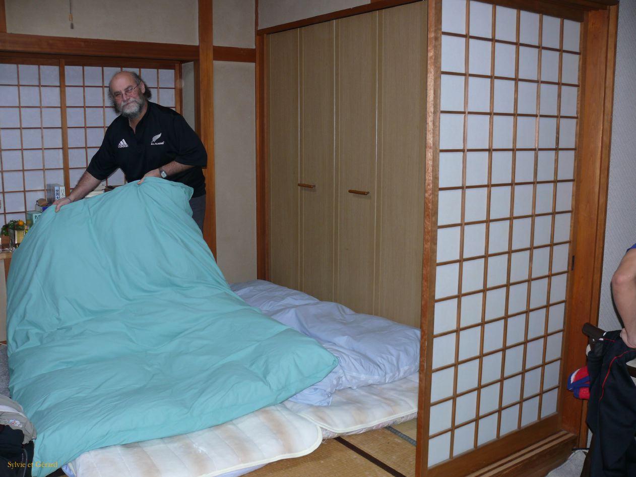 0024 Kobe En famille le soir on fait son lit 