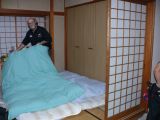 0024 Kobe En famille le soir on fait son lit 