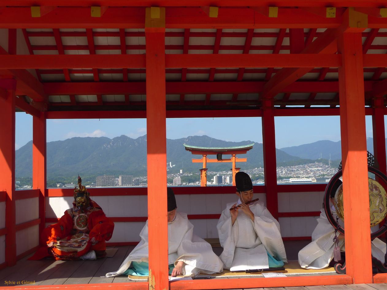 C Chûgoku 038 Miyajima au grand sanctuaire - le Bugaku 