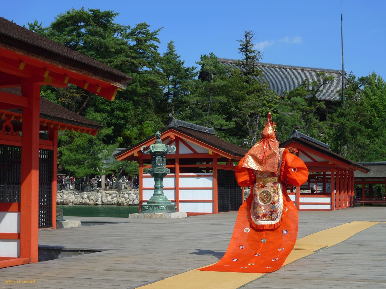 C Chûgoku 039 Miyajima au grand sanctuaire - le Bugaku 