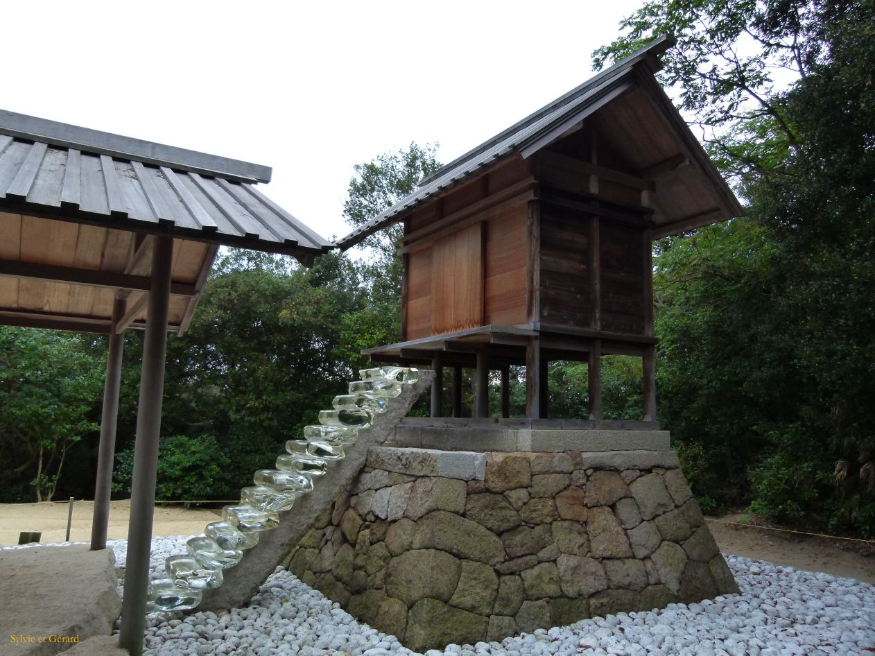C Chûgoku 070 Naoshima Go'O shrine aux marches de verre Art Hous Project 