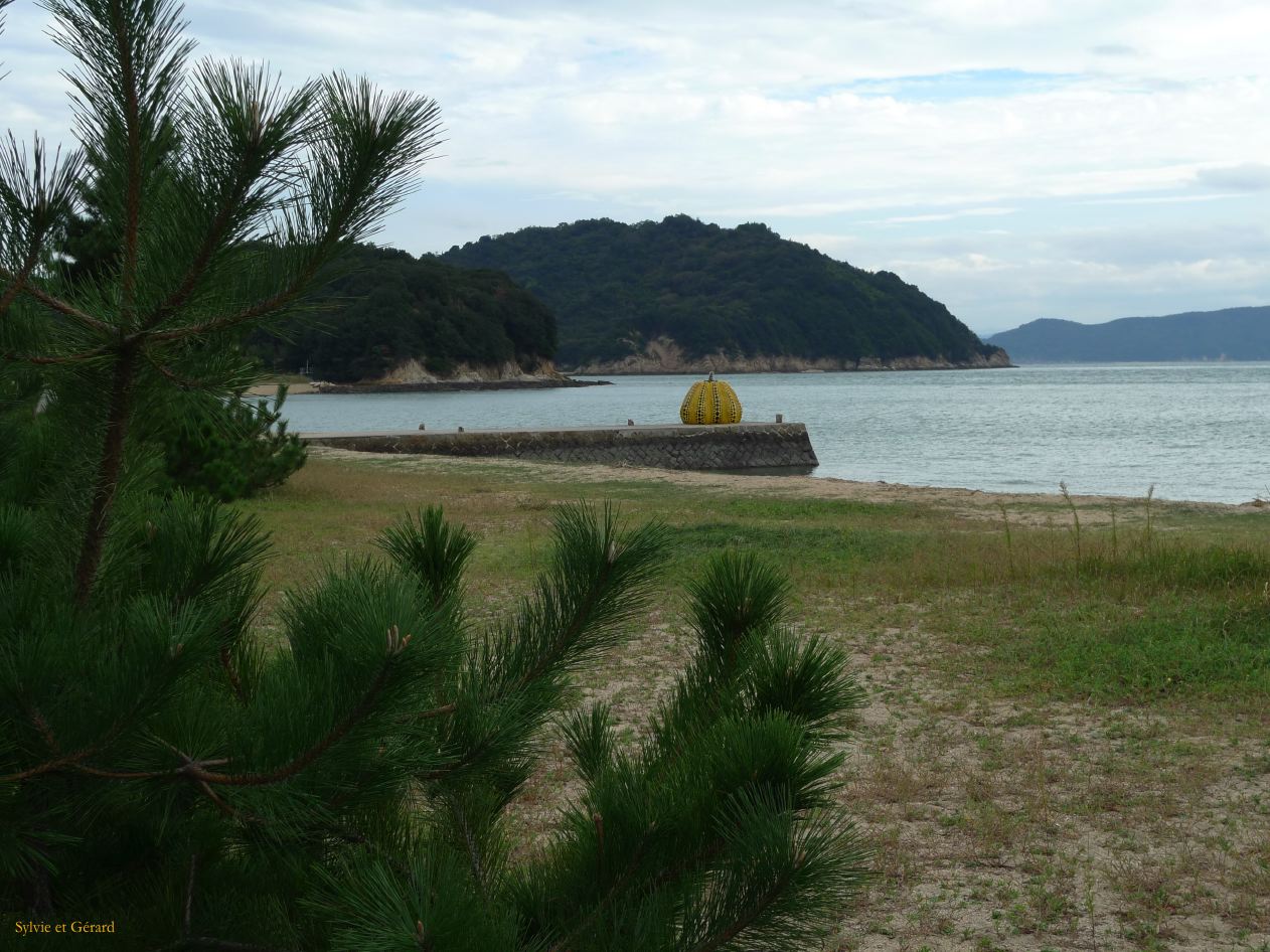C Chûgoku 072 Naoshima la citrouille de Yayoi Kusama 