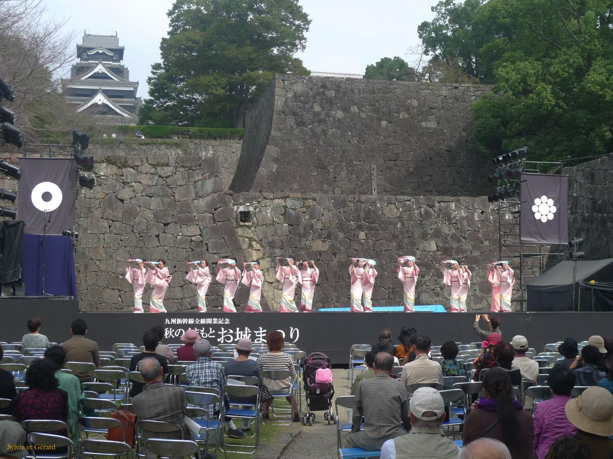 D Kyûshû 050 Kumamoto spectacle à l'entrée du château