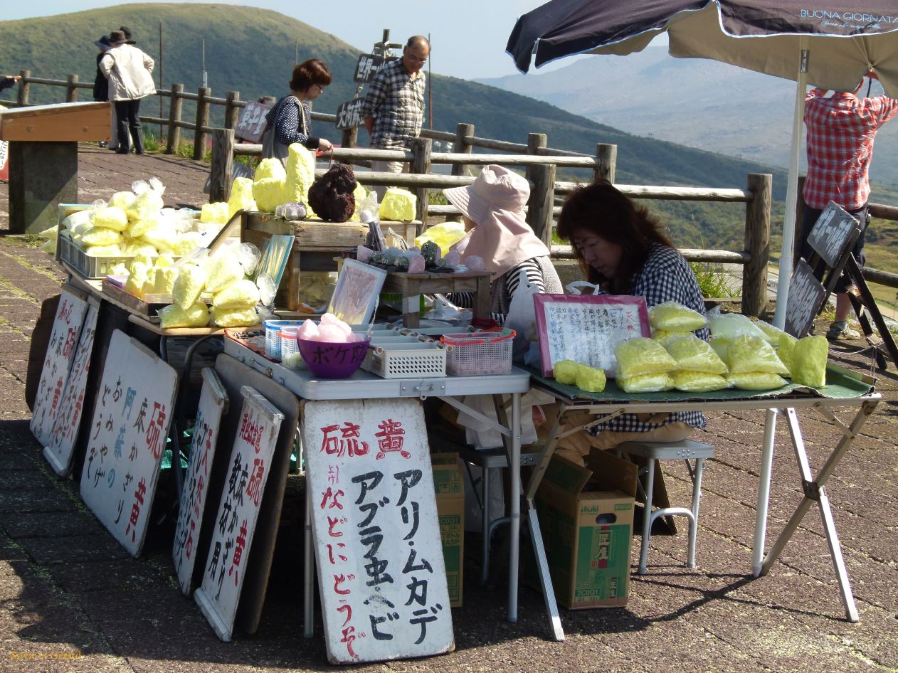 D Kyûshû 069 Aso les volcans vendeuse de souffre