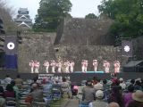 D Kyûshû 050 Kumamoto spectacle à l'entrée du château