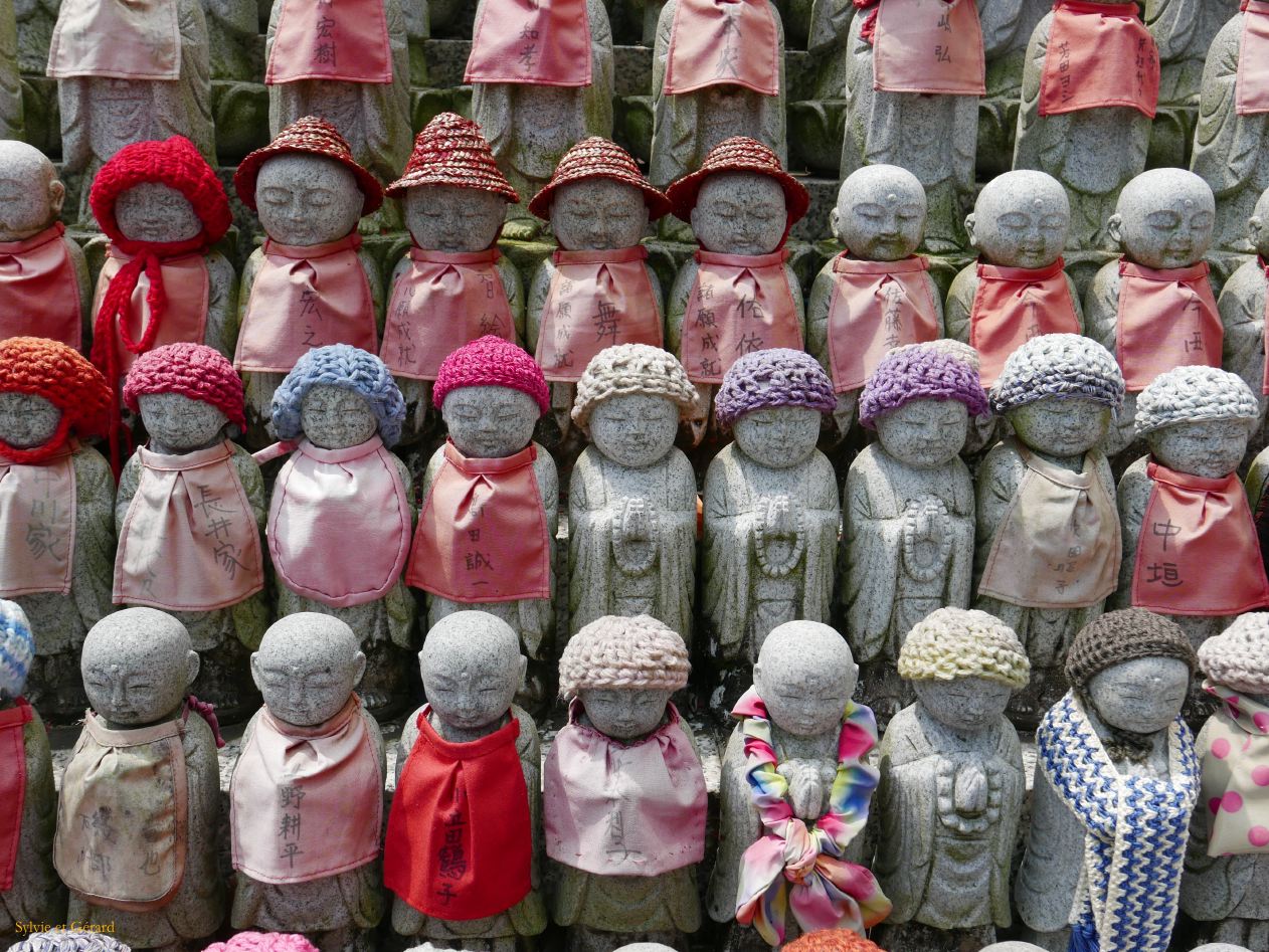 F Osaka temple Shi tenno-ji 7 Jizos pour commémorer la mémoire dun enfant perdu