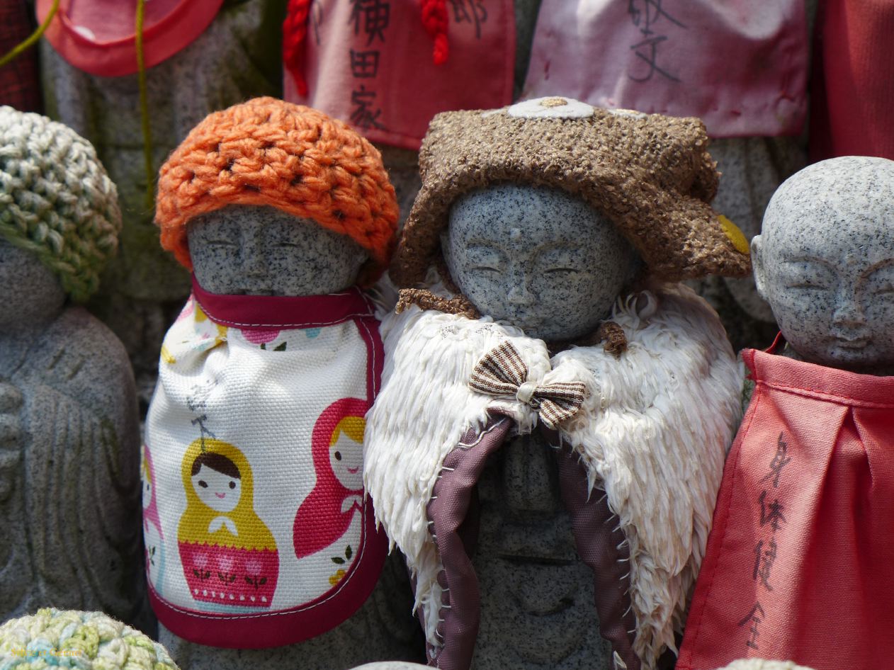 F Osaka temple Shi tenno-ji 8 Jizos de pierre 