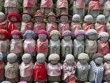 F Osaka temple Shi tenno-ji 7 Jizos pour commémorer la mémoire dun enfant perdu