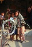 Sangkhu Namo Buddha au retour du monastère après crevaison stop dans un petit village Nepal 1993-294