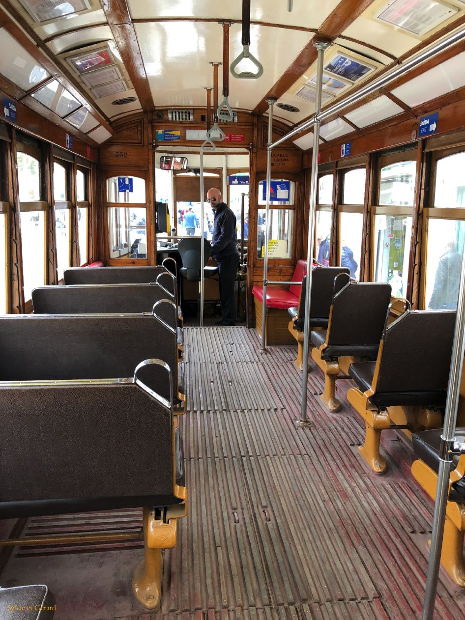 15 Lisbonne Alfama intérieur d'un tramway 